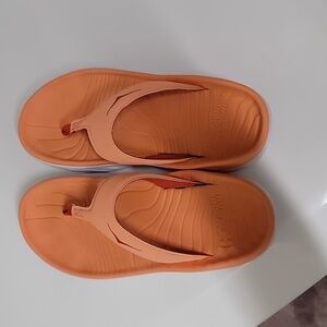 GUC Hoka One One sz 7 flip flops